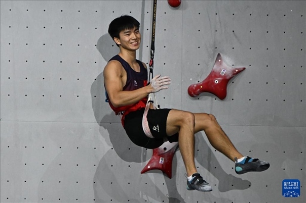 2024年4月13日，在江蘇吳江舉行的2024年國(guó)際攀聯(lián)攀巖世界杯（吳江站）男子速度決賽中，中國(guó)選手伍鵬獲得冠軍。圖為中國(guó)選手伍鵬在決賽后慶祝。新華社發(fā)（王須中攝）