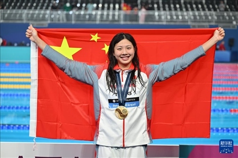 2024年2月13日，2024年世界游泳錦標(biāo)賽游泳項(xiàng)目女子100米蛙泳決賽在卡塔爾多哈舉行。圖為冠軍中國(guó)選手唐錢婷在頒獎(jiǎng)儀式后慶祝。新華社記者 薛宇舸 攝