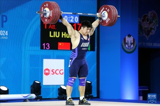 2024年4月8日，在泰國(guó)普吉島進(jìn)行的2024年舉重世界杯男子102公斤級(jí)比賽中，中國(guó)選手劉煥華獲得冠軍。圖為劉煥華在比賽中。新華社記者 王騰 攝