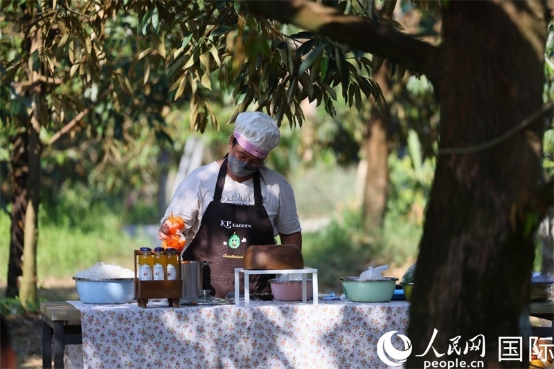 工作人員正在準(zhǔn)備特色果汁。人民網(wǎng)記者 白元琪攝