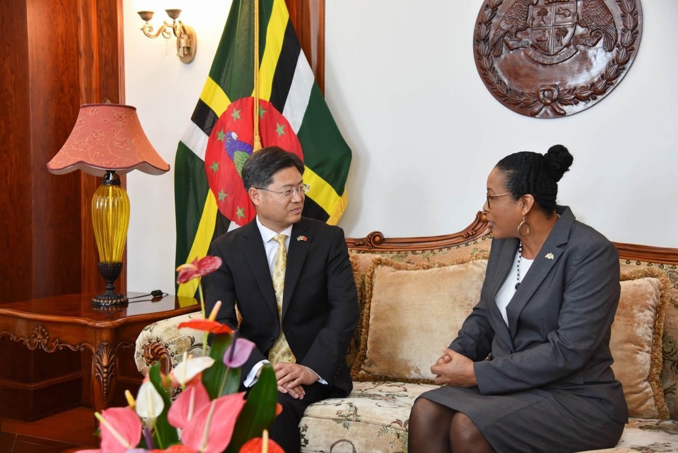 當(dāng)?shù)貢r(shí)間5月3日，中國(guó)新任駐多米尼克大使儲(chǔ)茂明（左）向多總統(tǒng)伯頓遞交國(guó)書。 中國(guó)駐多米尼克大使館供圖