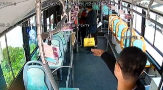 公交車上他一聲大吼！魏杰，好樣的！