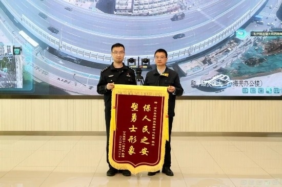 公交車上他一聲大吼！魏杰，好樣的！