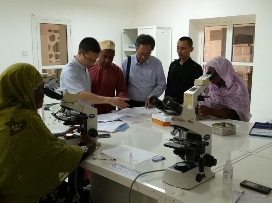 廣州中醫(yī)藥大學(xué)青蒿抗瘧援外醫(yī)療隊(duì)考察科摩羅國(guó)家瘧疾防治中心實(shí)驗(yàn)室。