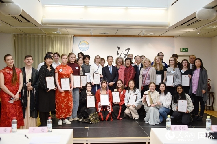 中國(guó)駐瑞典大使崔愛(ài)民、使館負(fù)責(zé)教育事務(wù)的黃立瓊參贊、預(yù)選賽評(píng)委老師和指導(dǎo)老師，以及所有獲獎(jiǎng)選手合影留念。人民網(wǎng)記者 殷淼攝