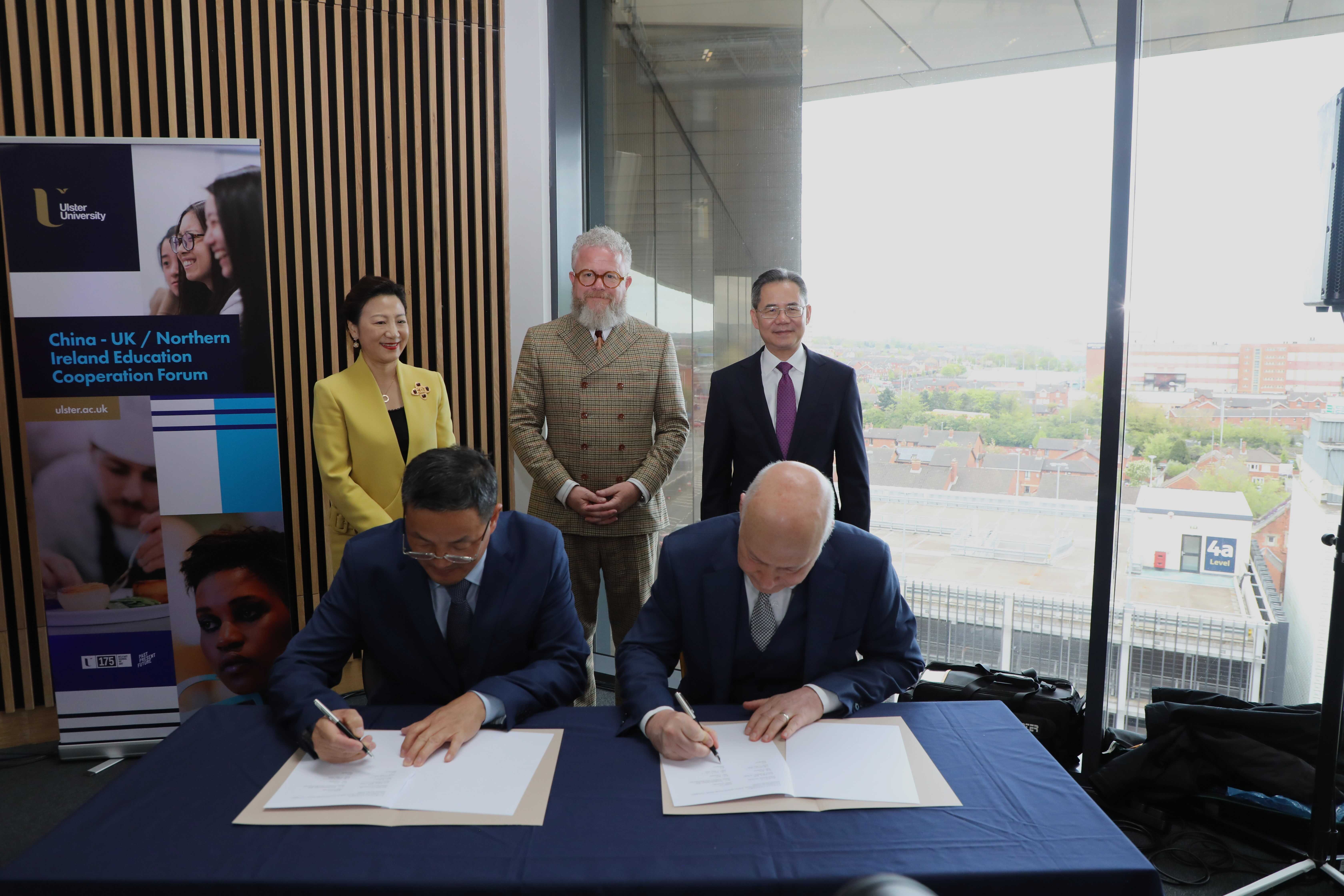湖北師范大學(xué)同奧斯特大學(xué)簽署共建教育語言文化交流中心的協(xié)議現(xiàn)場。中國駐英國大使館供圖