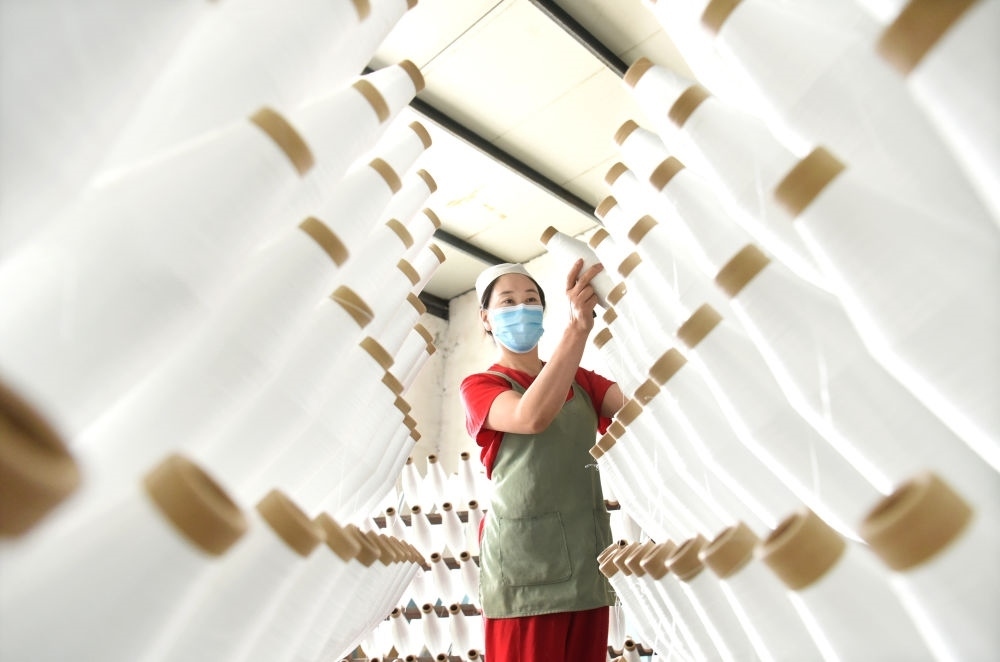 2024年5月1日，工人在山東省淄博市沂源縣悅莊工業(yè)園一玻纖企業(yè)整理加工的產(chǎn)品。新華社發(fā)（趙東山攝）