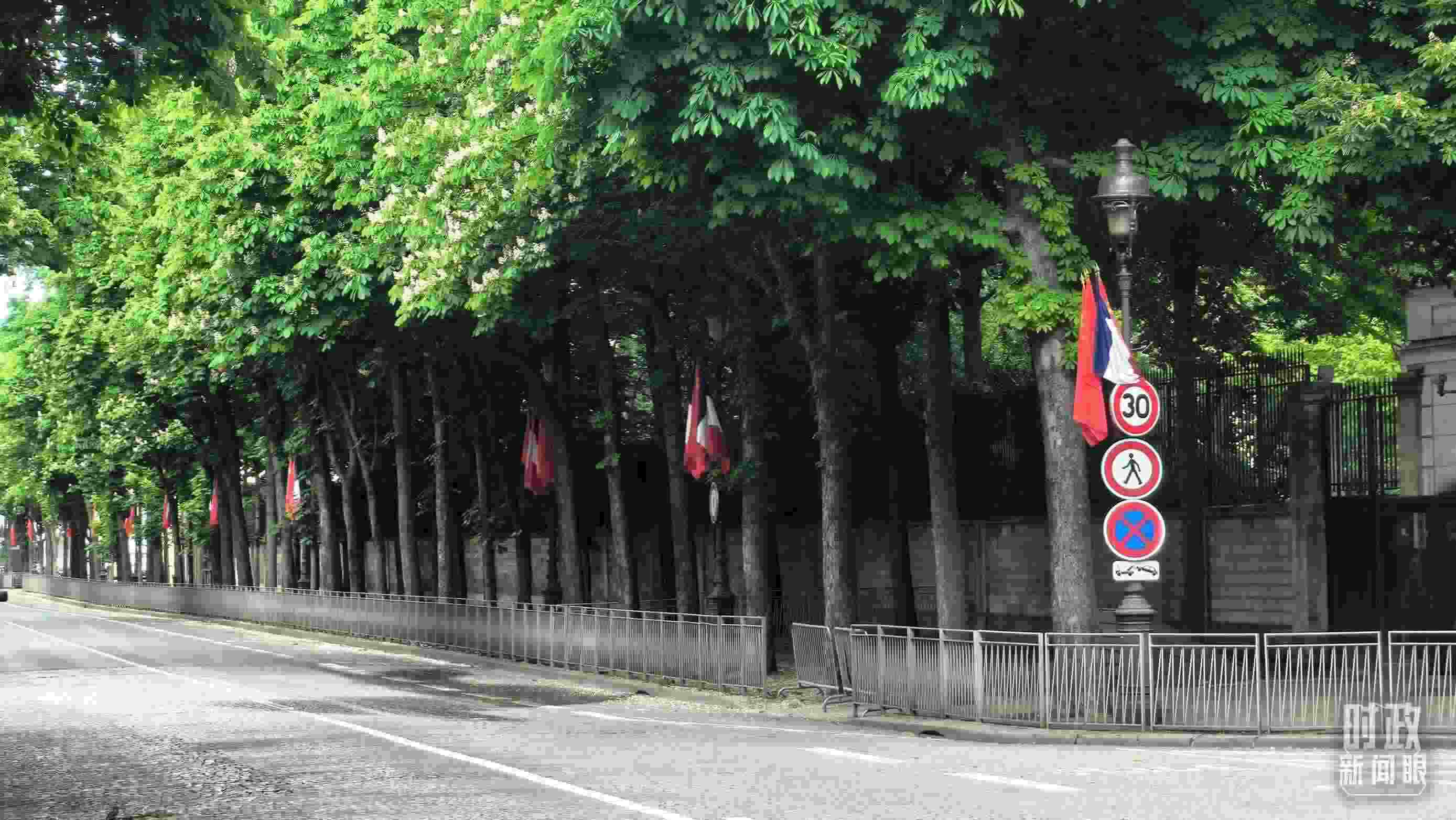 △巴黎道路兩側(cè)懸掛中法兩國(guó)國(guó)旗。（總臺(tái)央視記者鄂介甫拍攝）