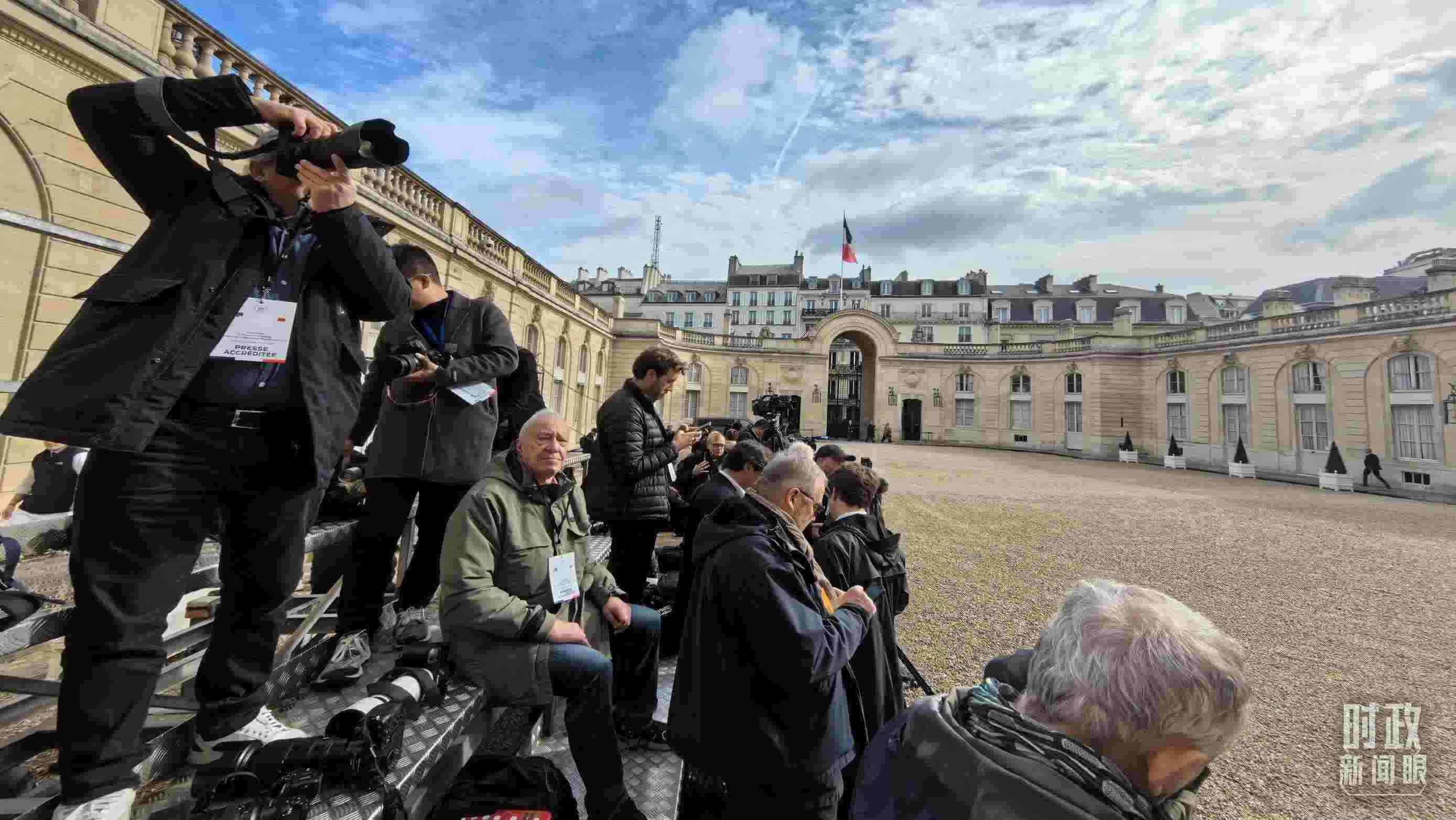 △媒體記者密切關(guān)注當(dāng)天活動(dòng)。（總臺(tái)央視記者陸泓宇拍攝）