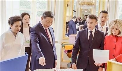 △當?shù)貢r間5月6日下午，在中法領(lǐng)導(dǎo)人會談前，習近平主席向馬克龍總統(tǒng)贈送中國翻譯的法國小說。