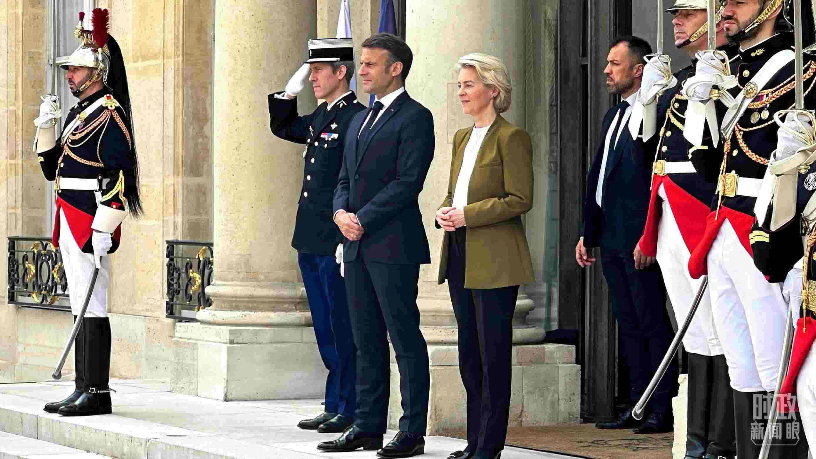 △中法歐領(lǐng)導(dǎo)人三方會(huì)晤后，馬克龍總統(tǒng)和馮德萊恩主席將習(xí)主席送至上車處。（總臺(tái)央視記者關(guān)舟拍攝）