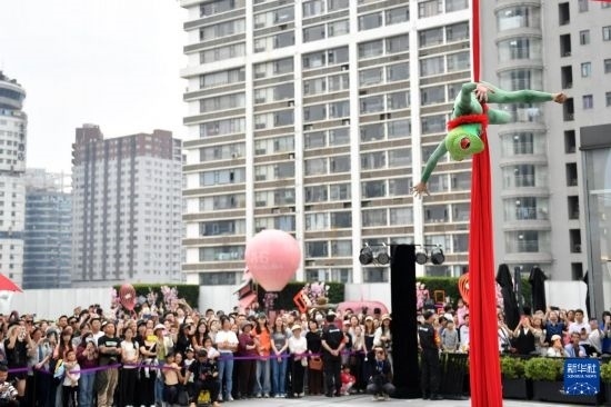 5月7日，演員在長沙國金中心表演木偶劇。新華社記者 陳振海 攝