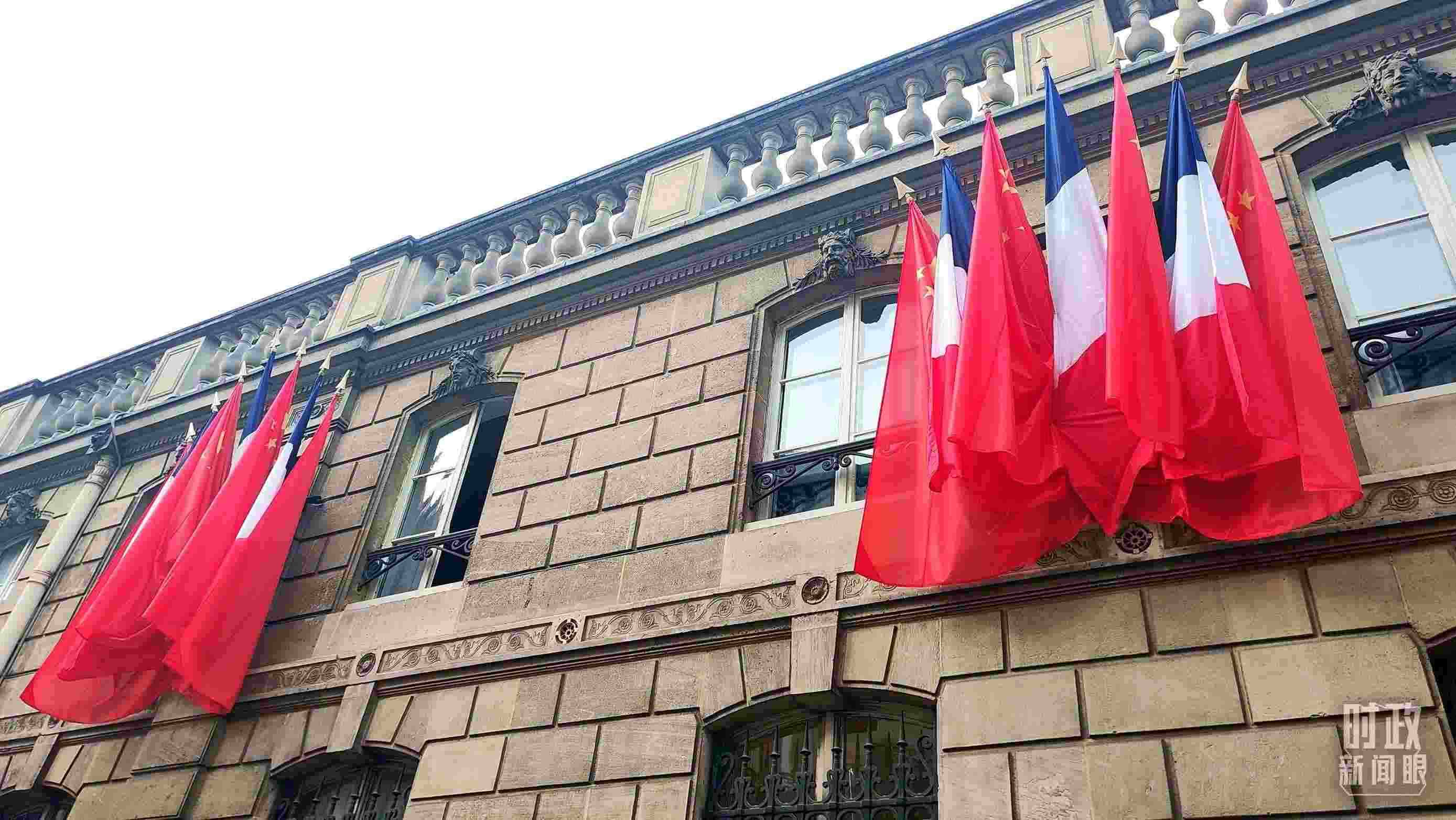 △中法歐領(lǐng)導(dǎo)人三方會(huì)晤地點(diǎn)——愛(ài)麗舍宮懸掛中法兩國(guó)國(guó)旗。（總臺(tái)央視記者劉琦拍攝）