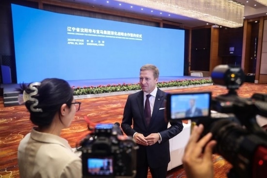 4月26日，寶馬集團(tuán)董事長齊普策接受采訪。新華社記者 潘昱龍 攝