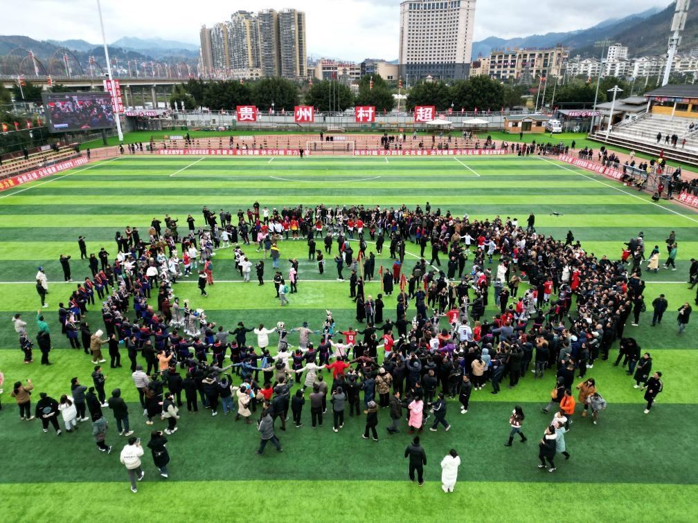 比賽結束后，兩隊隊員、親友團和大批觀眾手拉手跳起侗族舞蹈。新華社發(fā)（王炳真攝）