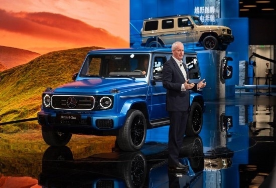 4月25日，在北京中國國際展覽中心順義館舉行的2024北京車展上，梅賽德斯—奔馳集團(tuán)股份公司董事會成員唐仕凱介紹梅賽德斯—奔馳純電G級越野車。新華社記者 才揚 攝