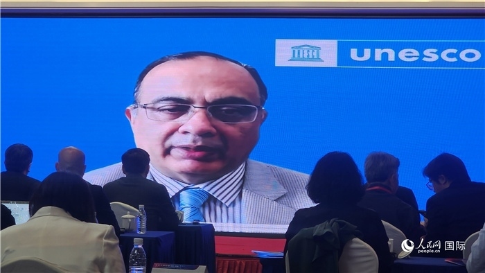 聯(lián)合國教科文組織駐華代表處代表夏澤翰通過視頻致辭。人民網(wǎng)記者 萬宇攝