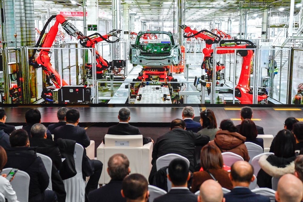 2024年1月26日，奧迪一汽新能源汽車有限公司預批量生產(chǎn)正式啟動，嘉賓觀看奧迪一汽新能源汽車有限公司生產(chǎn)車間的宣傳短片。新華社記者 許暢 攝