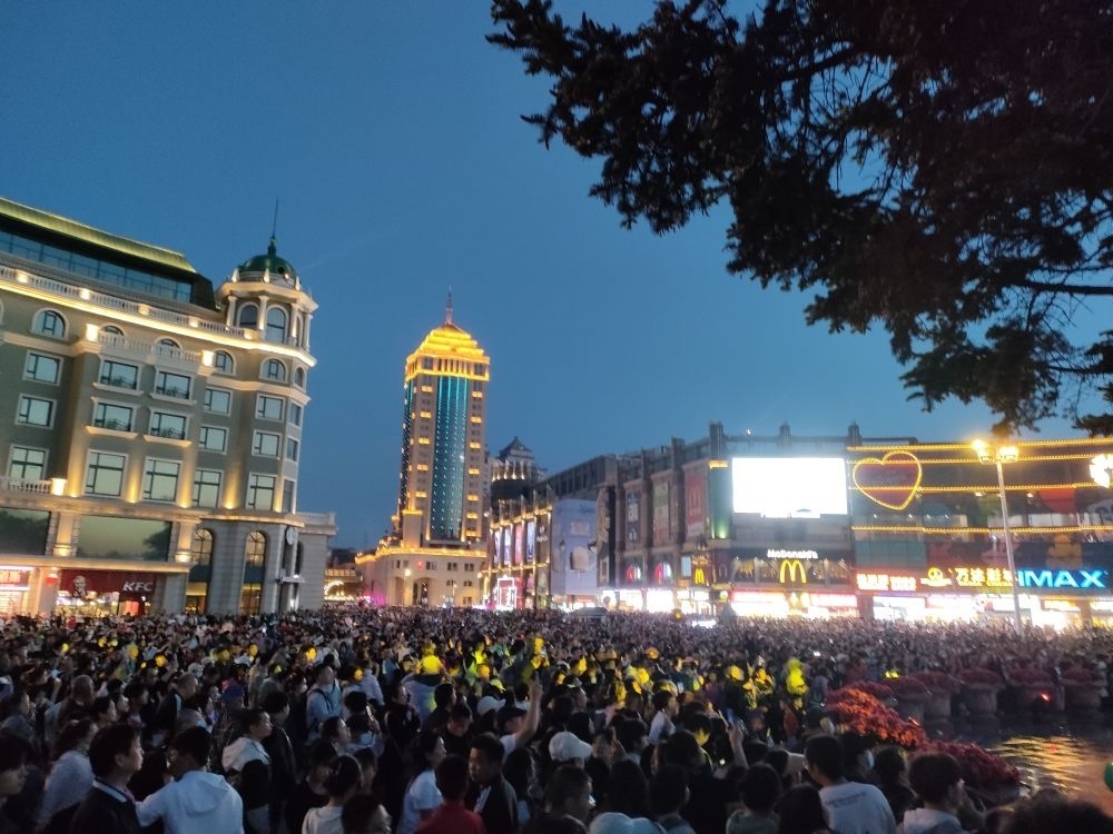 “五一”假期，哈爾濱松花江畔游人如織（2024年5月2日攝）。新華社記者 朱悅 攝