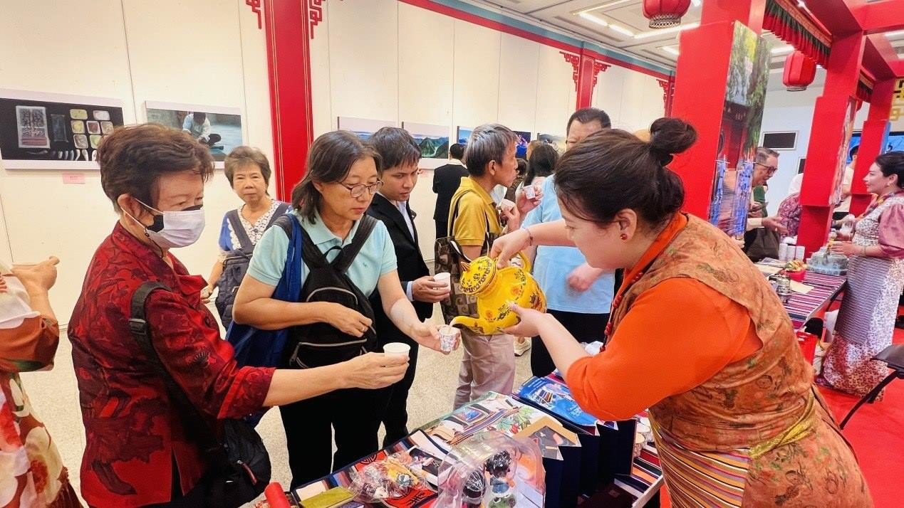 觀眾爭相體驗酥油茶。曼谷中國文化中心供圖