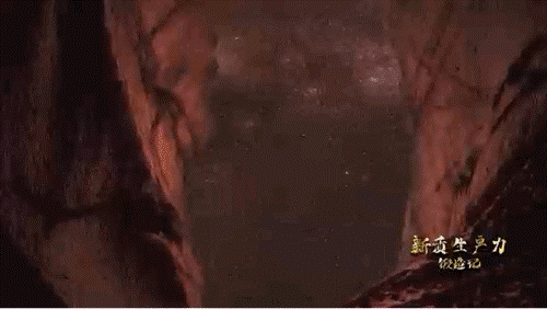 要甄別并發(fā)現(xiàn)暗物質(zhì)粒子，如同在一場人聲鼎沸的足球比賽現(xiàn)場聽見一根鋼針跌落的聲音。