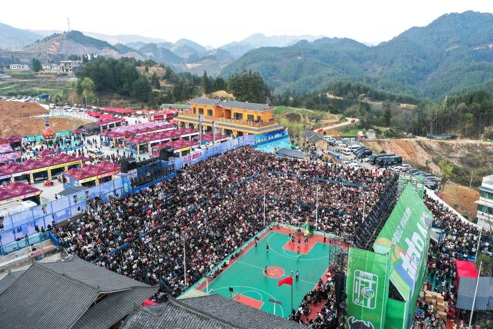 貴州省臺江縣舉辦的2024年“村BA”球王爭霸賽現(xiàn)場（2024年3月22日攝，無人機照片）。新華社記者 楊文斌 攝