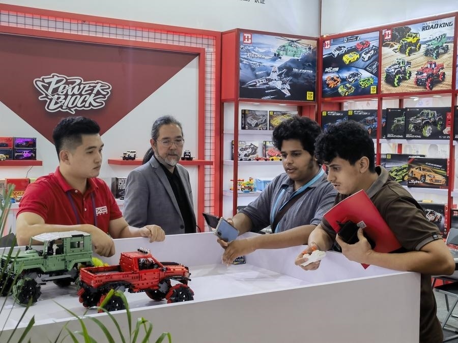 在第135屆廣交會第三期現(xiàn)場，采購商在廣東信宇科技股份有限公司展位選購、體驗(yàn)積木遙控車產(chǎn)品（5月2日攝）。新華社記者 洪澤華 攝