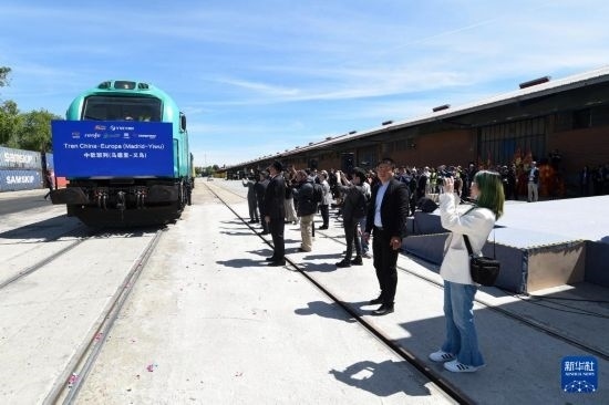 5月8日，在西班牙馬德里，嘉賓們參加中歐班列（義烏—馬德里）開行十周年紀(jì)念號班列發(fā)車儀式。新華社發(fā)（古斯塔沃·巴連特?cái)z）