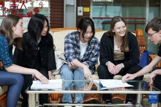 4月28日，宋智孝（右二）和胡靈月（左一）在北京首都師范大學(xué)校園內(nèi)與同學(xué)交流。新華社記者 彭子洋 攝