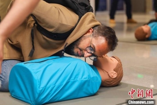 5月9日，留學生利用假人道具練習心肺復蘇技巧。張鷹 攝