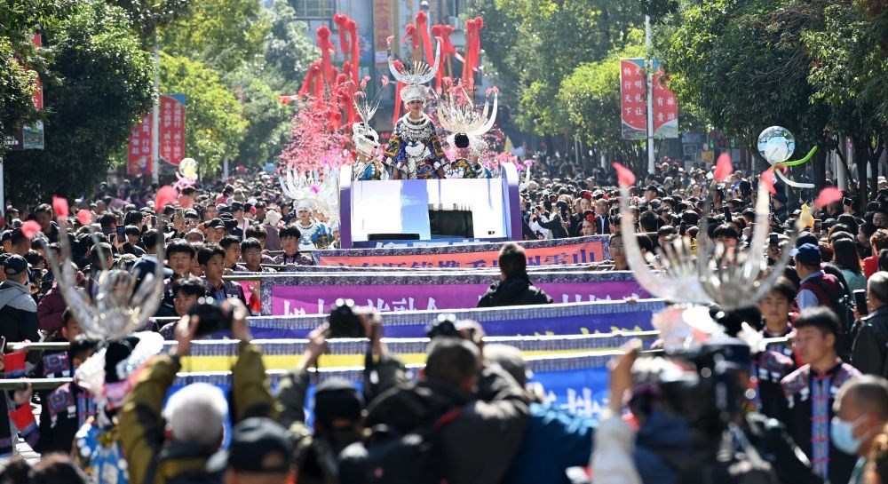 在貴州雷山縣縣城，苗族群眾身著盛裝，載歌載舞參加苗年和鼓藏節(jié)的巡游活動（2023年11月16日攝）。新華社記者 楊楹 攝