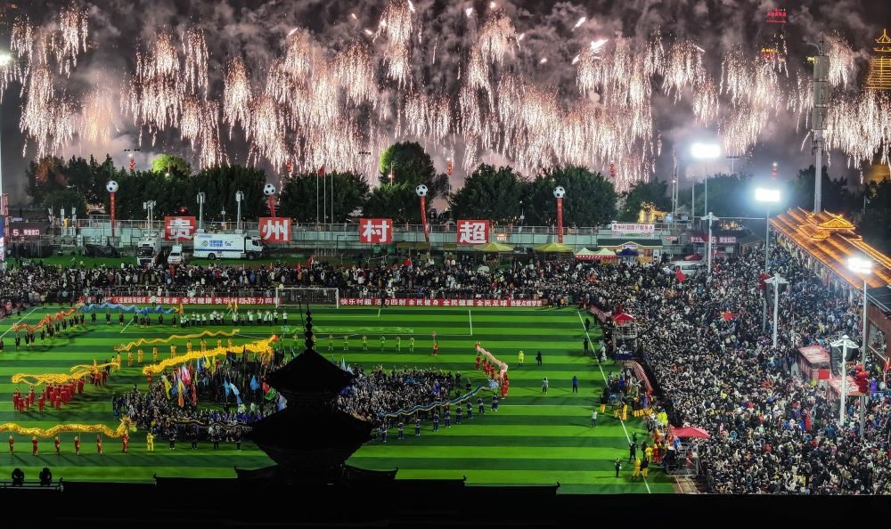 在貴州省榕江縣舉行的2024全國“村晚”示范展示活動暨貴州“村超村晚”活動中，音樂煙花秀精彩上演（2024年2月3日攝，無人機照片）。新華社記者 劉續(xù) 攝