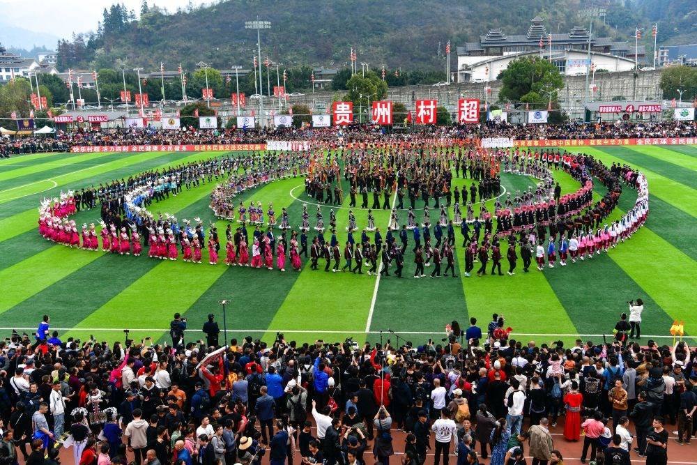 演員在貴州省榕江縣舉辦的2024年第二屆貴州“村超”總決賽開幕式上表演節(jié)目（2024年3月16日攝）。新華社記者 楊文斌 攝