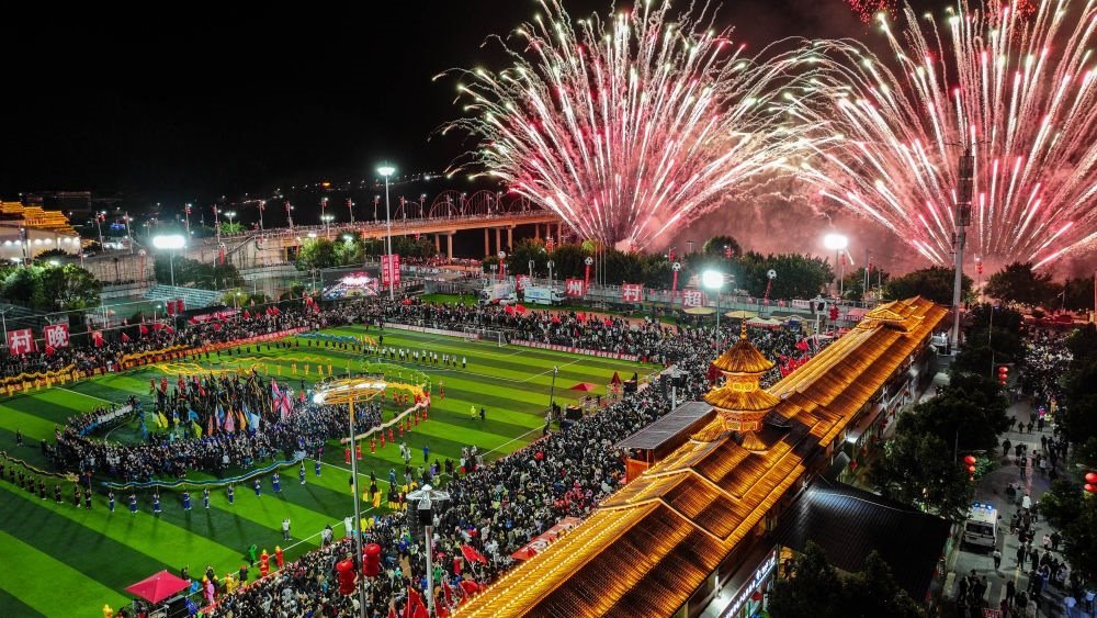 在貴州省榕江縣舉行的2024全國“村晚”示范展示活動暨貴州“村超村晚”活動中，音樂煙花秀精彩上演（2024年2月3日攝，無人機照片）。新華社記者 劉續(xù) 攝