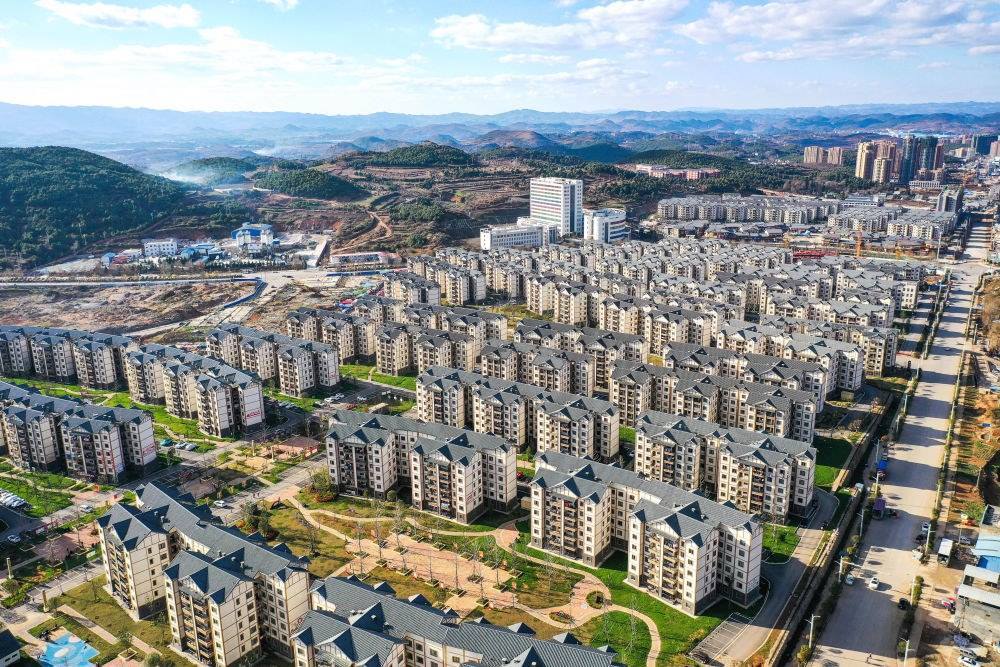 貴州省威寧縣五里崗街道朝陽新城易地扶貧搬遷安置小區(qū)（2021年11月28日攝，無人機照片）。新華社記者 楊文斌 攝