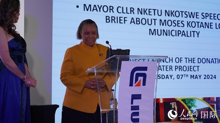 摩西科塔恩市市長恩克圖·恩科茨韋致辭。人民網(wǎng) 張茜攝