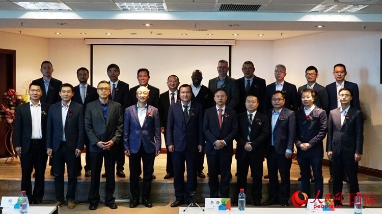 與會(huì)嘉賓合影。人民網(wǎng) 劉暢攝