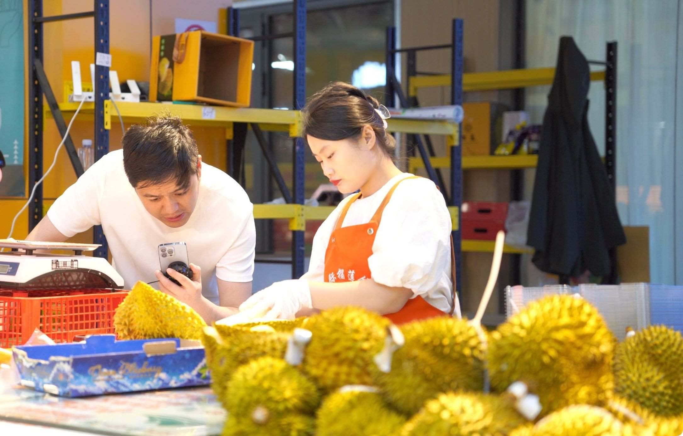 榴蓮商家正在通過手機(jī)直播銷售榴蓮。人民網(wǎng)記者申佳平 攝