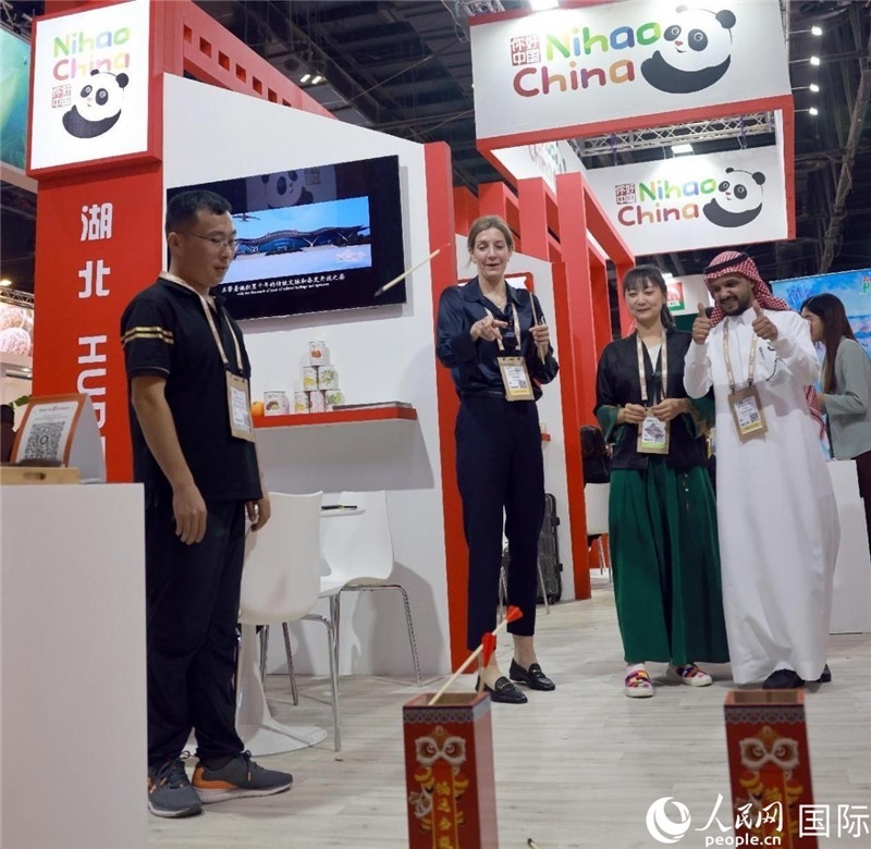 觀眾在參與投壺游戲。人民網(wǎng)記者管克江攝