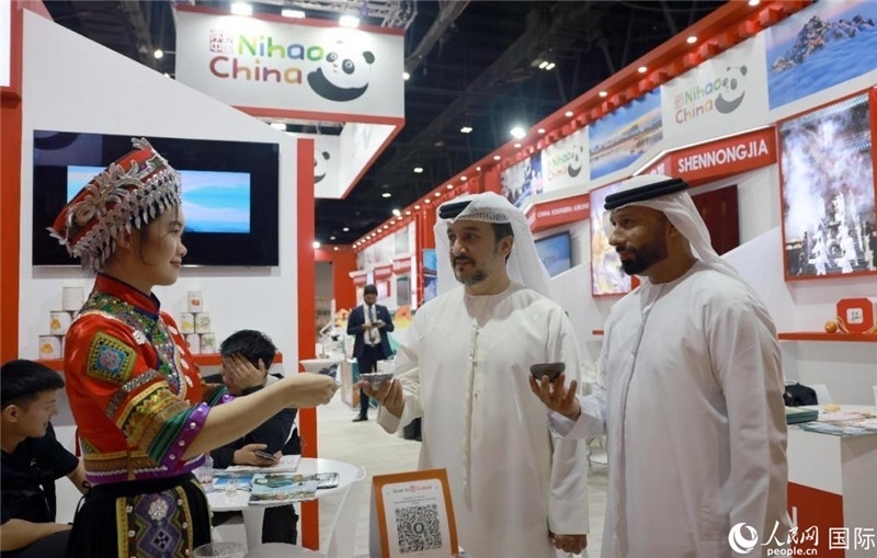 兩名阿聯(lián)酋觀眾在品嘗湖北名茶。人民網(wǎng)記者管克江攝