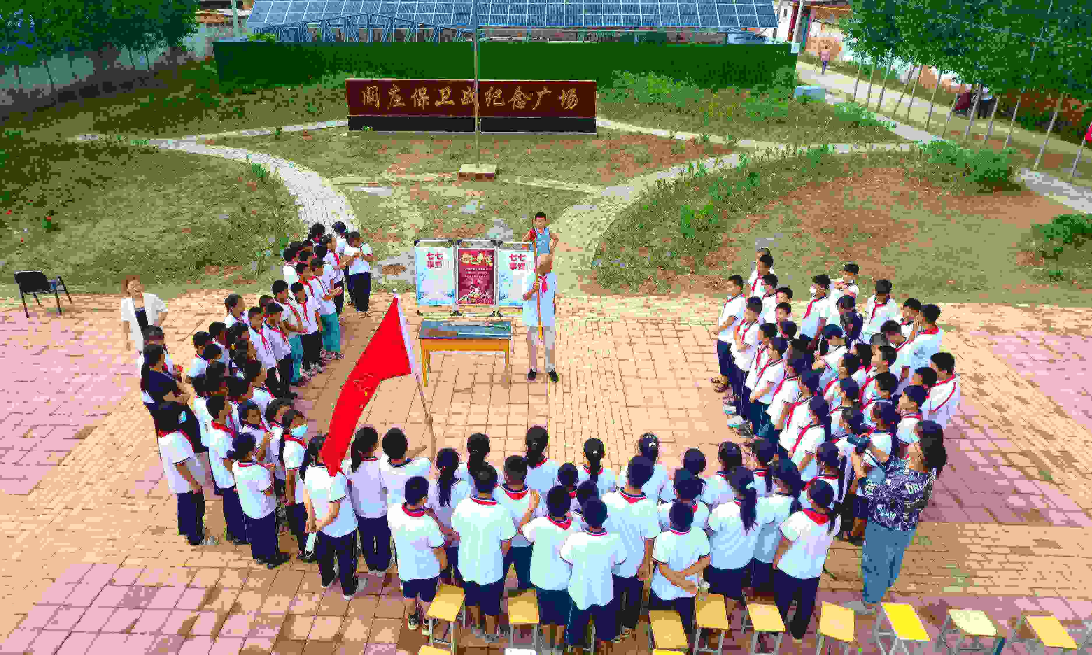 2022年7月6日，山東省聊城市，在茌平區(qū)菜屯鎮(zhèn)闞莊村的闞莊保衛(wèi)戰(zhàn)紀(jì)念廣場，闞莊保衛(wèi)戰(zhàn)親歷者王光木老人為小學(xué)生們講述抗戰(zhàn)故事，展示大刀、長矛。