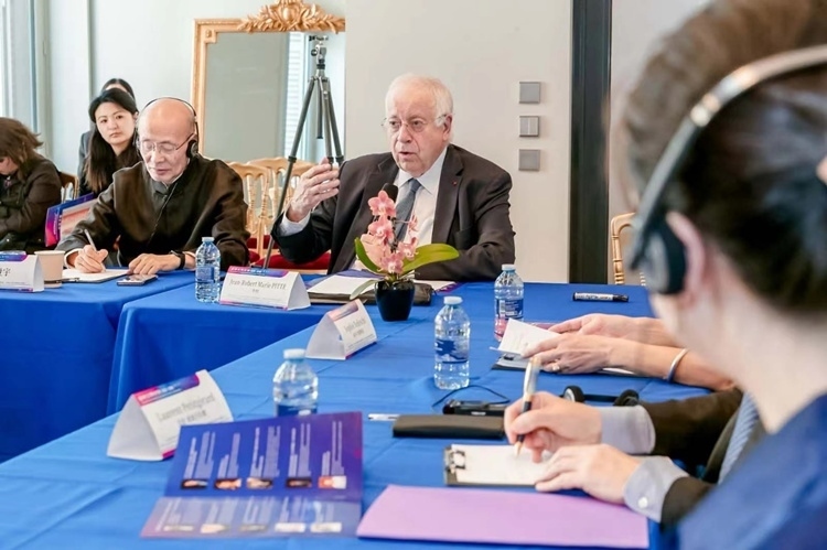 法蘭西科學(xué)院副院長(zhǎng)、巴黎地理學(xué)會(huì)主席讓-羅伯特·馬里·皮特先生發(fā)言（圖片：中國(guó)傳媒大學(xué)