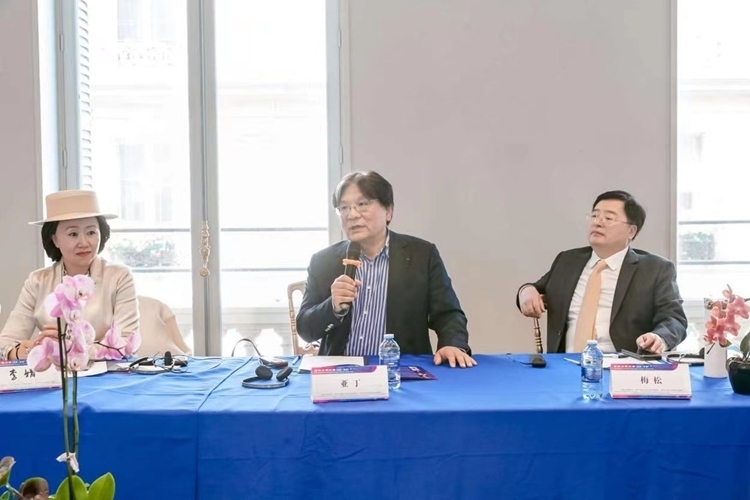 法中交流促進(jìn)會(huì)會(huì)長(zhǎng)、作家、翻譯家、法國(guó)最高榮譽(yù)騎士勛章獲得者亞丁發(fā)言（圖片：中國(guó)傳媒大學(xué)