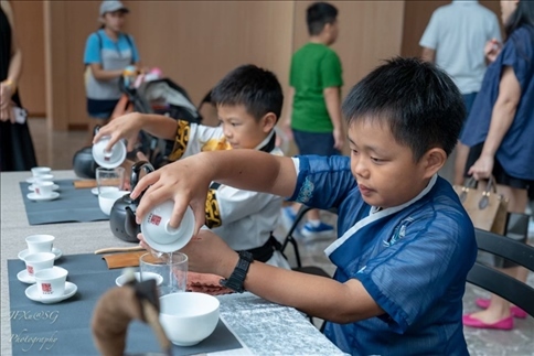 新加坡孩子們在活動(dòng)現(xiàn)場體驗(yàn)學(xué)習(xí)茶藝。新加坡中國文化中心供圖
