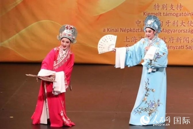 “玉蘭花開·魅力上?！弊哌M(jìn)布達(dá)佩斯。葉辰亮攝