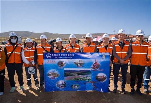 奧魯羅公路項目開工儀式現(xiàn)場，中國中鐵員工代表合影。中國中鐵供圖