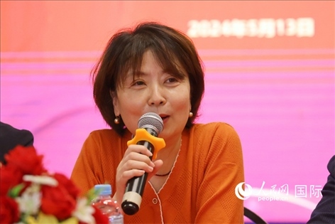 陜西省歸國(guó)華僑聯(lián)合會(huì)黨組成員、副主席兼秘書(shū)長(zhǎng)尚小紅在座談會(huì)上致辭。人民網(wǎng)記者 陳海琪攝