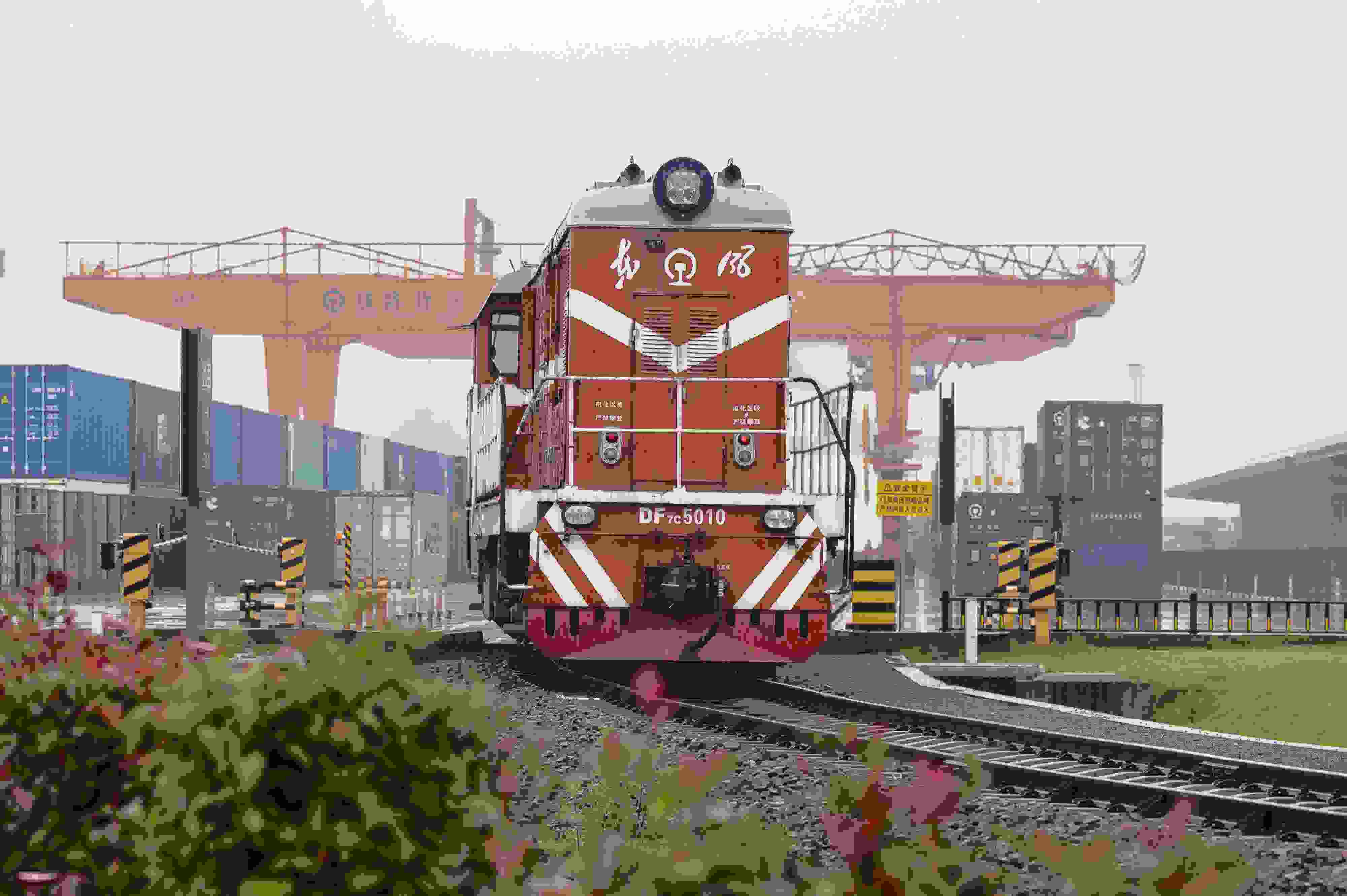 2024年5月5日，“五一”假期最后一天。在浙江省金華市金東區(qū)鐵路金華南站，一列滿(mǎn)載110標(biāo)箱的中歐班列緩緩啟程駛往匈牙利。