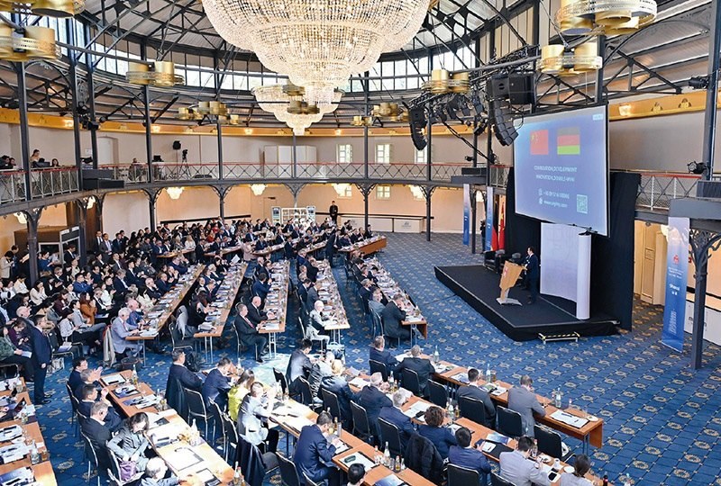 2024“投資中國(guó)”系列活動(dòng)德國(guó)專(zhuān)場(chǎng)4月5日在巴登—符滕堡州首府斯圖加特市舉行，活動(dòng)吸引德國(guó)工商界代表超300人參加。圖為當(dāng)日拍攝的活動(dòng)現(xiàn)場(chǎng)。 新華社記者 任鵬飛/攝