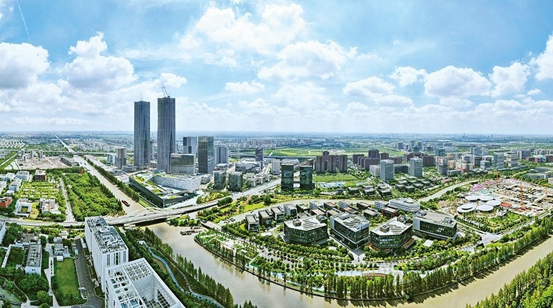 建立全國(guó)第一個(gè)國(guó)際貿(mào)易“單一窗口”，開(kāi)設(shè)全國(guó)第一批自由貿(mào)易賬戶(hù)，設(shè)立全國(guó)第一家外商獨(dú)資醫(yī)院、第一家外商獨(dú)資公募基金公司、第一家外商獨(dú)資汽車(chē)制造企業(yè)……中國(guó)（上海）自由貿(mào)易試驗(yàn)區(qū)掛牌以來(lái)，誕生了若干個(gè)“全國(guó)第一”，在制造業(yè)、金融業(yè)等數(shù)十個(gè)開(kāi)放領(lǐng)域，實(shí)現(xiàn)一批全國(guó)首創(chuàng)項(xiàng)目落地。圖為上海自貿(mào)區(qū)張江片區(qū)（2023年9月10日攝，無(wú)人機(jī)照片）。 新華社記者 方喆/攝